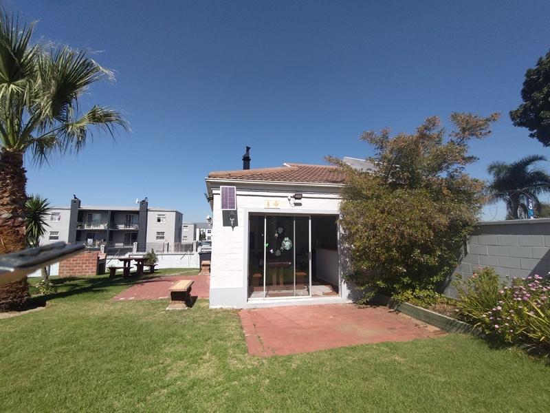 2 Bedroom Property for Sale in Vredekloof East Western Cape